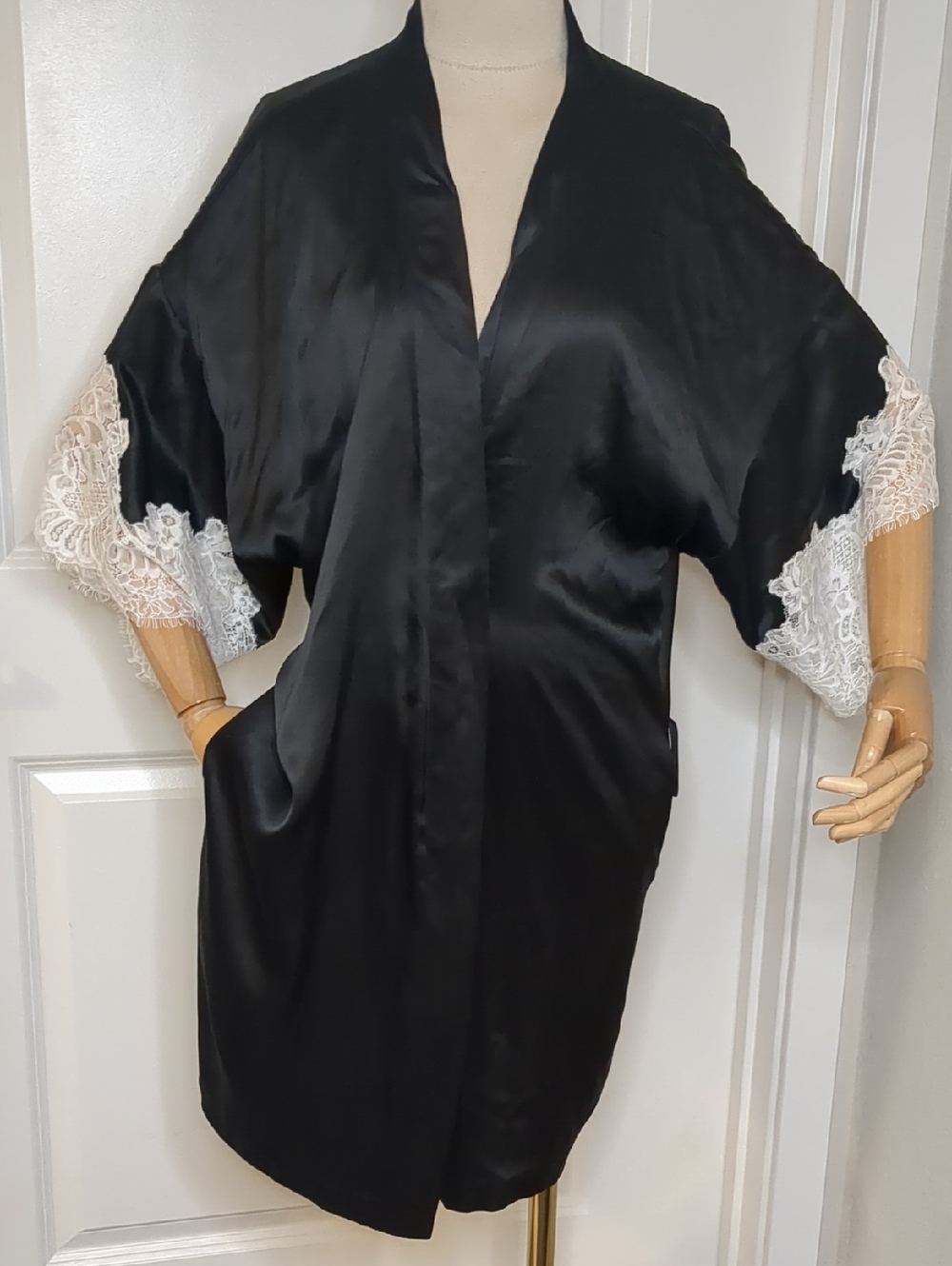 Neiman Marcus Imtimates Black Silk Robe White Lace Arms SZ S/M